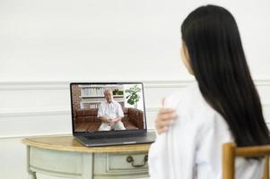 kvinnlig läkare ringer videosamtal på socialt nätverk med patientrådgivning om hälsoproblem.