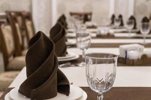 servering bankettbord i en lyxig restaurang i brun och vit stil foto