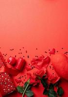 alla hjärtans dag presenter, rosor och ljus på röd bakgrund, kopiera utrymme foto