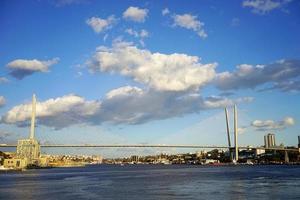 havslandskap med utsikt över den gyllene bron. Vladivostok, Ryssland foto