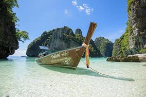 utsikt över thailändsk traditionell longtailbåt över klart hav och himmel i den soliga dagen, phi phi-öarna, thailand foto