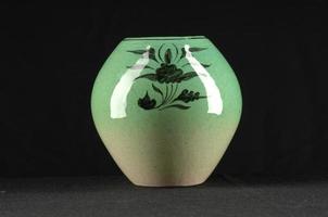 antik orientalisk pott keramik på en svart bakgrund närbild foto