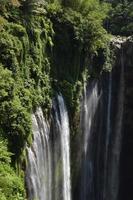 landskap och utsikt över vattenfallet från ovan på sommaren. plats vid tumpak sewu vattenfall, indonesien foto