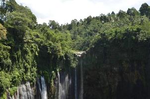 landskap av vattenfallet från ovan. tropiskt och sommarbakgrundstema. plats vid tumpak sewu vattenfall, indonesien foto