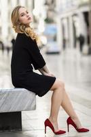 vacker blond rysk kvinna i urban bakgrund foto