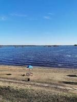 strandstolar på den vita sandstranden med molnig blå himmel och sol foto