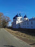 manligt kloster i Veliky Novgorod attraktioner. gammal byggnad. arkitektur.blå kupol. foto