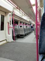 inuti ett tomt vagnståg. invändig bild av korridoren inuti passagerartåg med tomma säten i Storbritanniens järnvägstågsystem.
