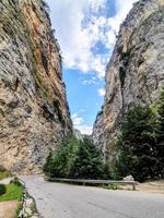 kurvig väg mellan branta klippor i trigradsklyftan i västra rhodopes, bulgarien. foto