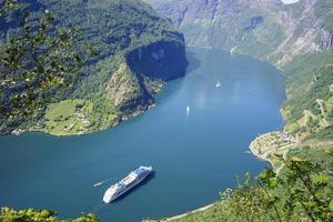 kryssningsfartyg vid geiranger fjord i norge foto