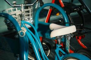 blå retro cykel på den moderna parkeringsraden i en galleria foto