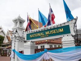 national museum bangkokthailand10 augusti 2018 museets namnskylt visar namnet på det engelska språket. den 10 augusti 2018 i Thailand. foto