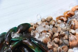 skaldjur på isbakgrund färskt råblod hjärtmussla gröna musslor och emalj venus skal ocean gourmet foto