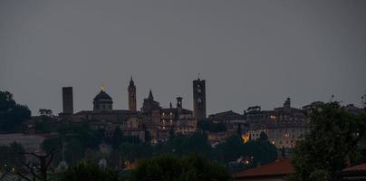 bergamo skyline på natten foto