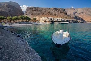 Marmara-stranden med Aradena-ravinen i fjärran. Kreta, Grekland. foto