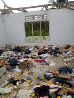 kläder utspridda i huset som förstördes av jordbävningen foto