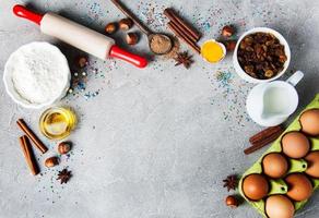 köksbord med bakningsingredienser foto