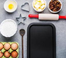 ovanifrån av köksbordet med bakningsingredienser foto