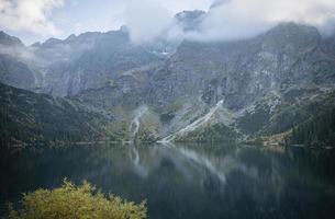 morskie oko lake eye of the seaat tatra-bergen i Polen. foto