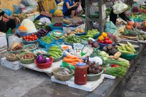 färgglad gatumarknad i hanoi, vietnam. frukt, grönsaker och andra färskvaror erbjuds på gatan. foto