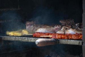 utsökt blandad köttgrill, med fläsk, kyckling och nötkött på grillen foto