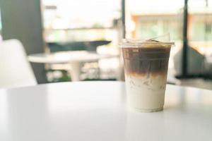 iced latte kaffekopp på bordet foto