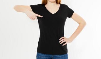flicka i snygg svart t-shirt isolerad på vit bakgrund, kopieringsutrymme, tomt, t-shirt mock up foto