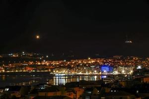 panoramautsikt över staden las palmas på natten foto
