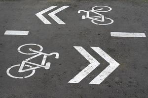 cykelikonen är ritad på asfalten. foto