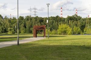 gräsmatta, kraftledning, i sommarparken. foto