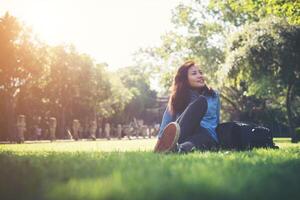 ung hipster kvinna liggandes på gräset. foto