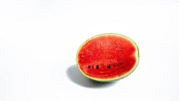 skivad mogen vattenmelon isolat på den vita bakgrunden. foto