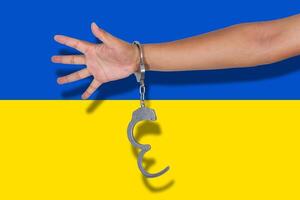 handbojor med handen på ukrainska flaggan foto
