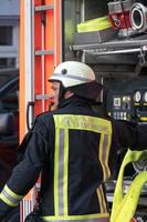 tillbaka vände berliner brandkår brandman på jobbet foto