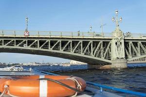 Saint Petersburg bridge, trinity bridge eller troitsky bridge över floden neva, utsikt från vattnet foto