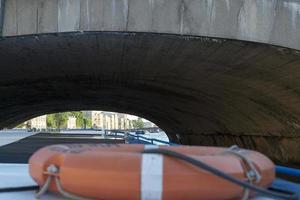 Saint Petersburg bridge, trinity bridge eller troitsky bridge över floden neva, utsikt från vattnet foto