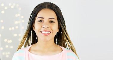 porträtt av en vacker afroamerikansk kvinna med vita tänder kopieringsutrymme. foto