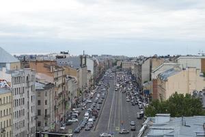 utsikt över st. petersburg, tak och gator en sommardag. foto