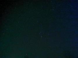 natt vinter stjärnhimmel i stjärnbilden orion foto