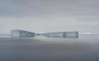 antarktis ändlösa isfält isberg i havet foto