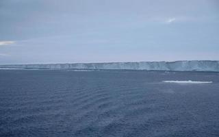 antarktis ändlösa isfält isberg i havet foto