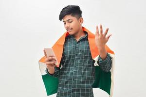 ung indisk man firar självständighetsdagen eller republikens dag och använder smartphone foto