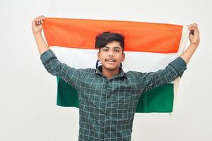 ung indisk man firar indiska republikens dag eller självständighetsdagen foto