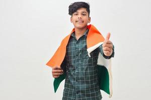 ung indisk man firar indiska republikens dag eller självständighetsdagen foto