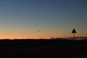 kväll månbelyst landsbygdslandskap med blå himmel foto