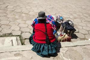 Titicaca, Bolivia, 9 januari 2018 - oidentifierad kvinna vid Titicacasjön i Bolivia. Titicaca är världens högsta farbara vattenmassa. foto