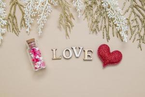 ordet kärlek trä bokstäver med rött hjärta och flaska. kreativt kärlekskoncept foto