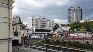 vladivostok, primorsky krai - 21 maj 2019 - järnvägsstation med utsikt över stadens arkitektur. foto