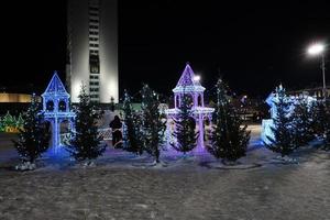 vladivostok, primorsky krai-13 januari 2020 - nattlandskapet i den festliga staden. kvadrat med julbelysning och människor. foto