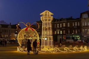 vladivostok, Ryssland - 5 januari 2022-stadsbild med utsikt över nyårstorget med festlig belysning. foto